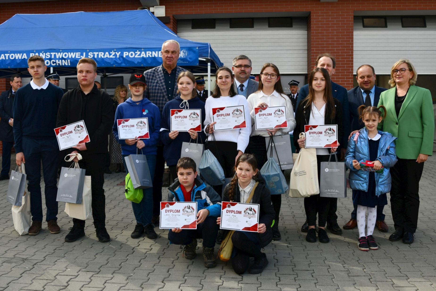 Młodzież biorąca udział w konkursie Młodzież Zapobiega Pożarom