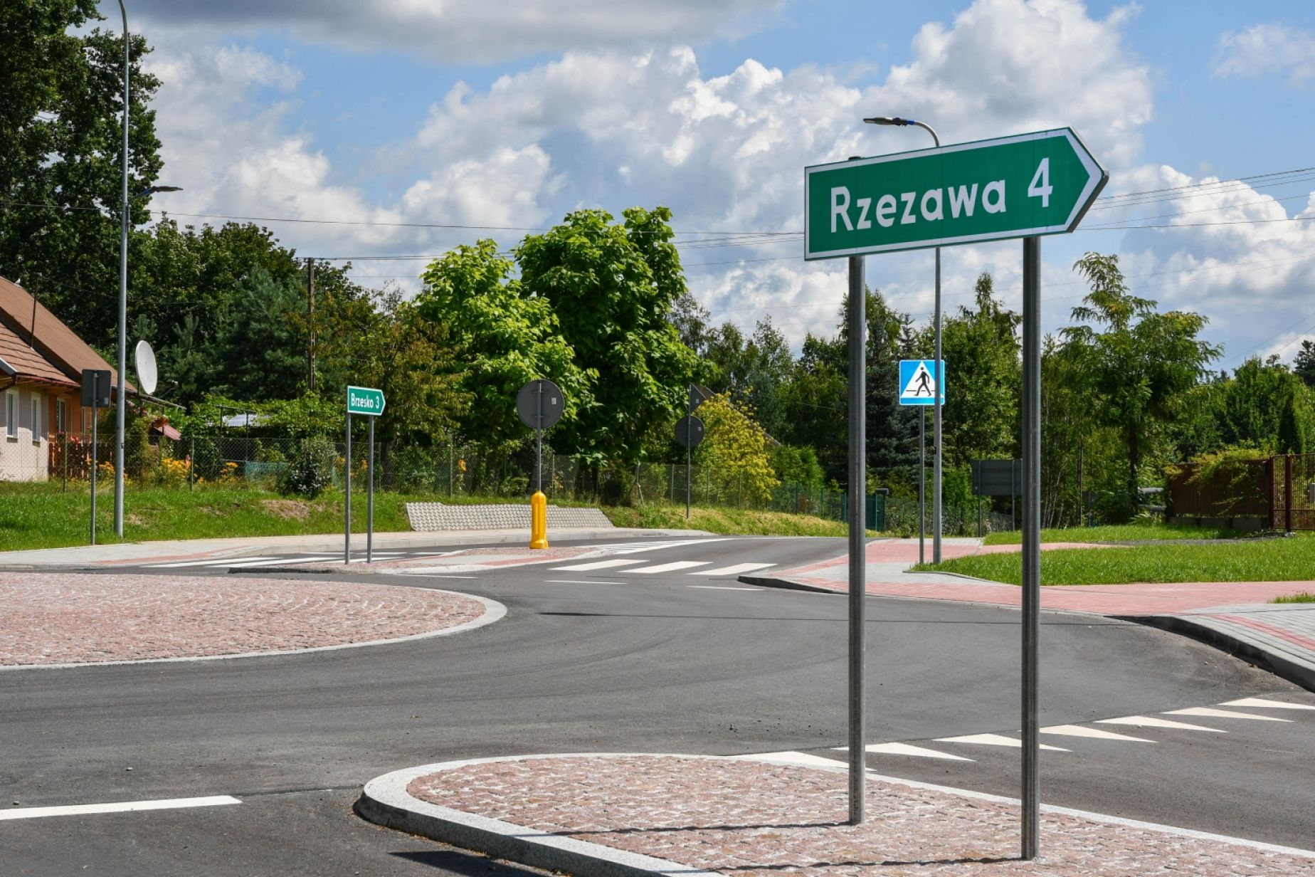 Zakończono budowę ronda na pograniczu Powiatu Bocheńskiego i Brzeskiego.