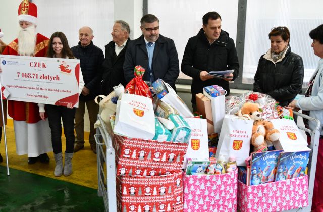 Św. Mikołaj odwiedził oddział dziecięcy bocheńskiego szpitala