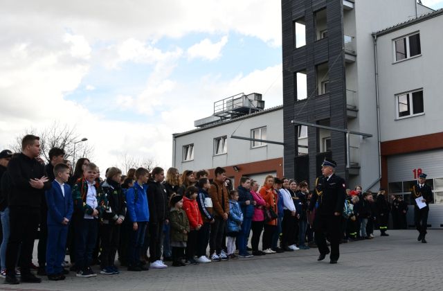 Młodzież biorąca udział w konkursie Młodzież Zapobiega Pożarom