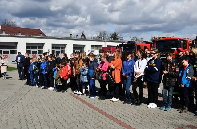 Młodzież biorąca udział w konkursie Młodzież Zapobiega Pożarom