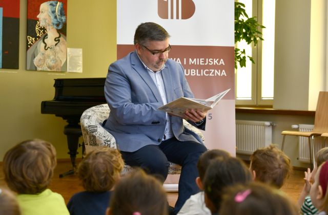 Cała Polska Czyta Dzieciom w Powiatowej i Miejskiej Bibliotece Publicznej w Bochni.