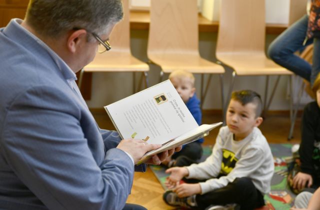 Cała Polska Czyta Dzieciom w Powiatowej i Miejskiej Bibliotece Publicznej w Bochni.