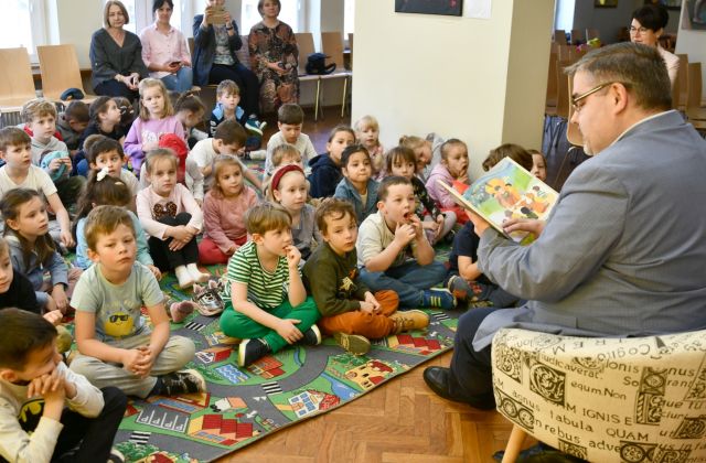 Cała Polska Czyta Dzieciom w Powiatowej i Miejskiej Bibliotece Publicznej w Bochni.