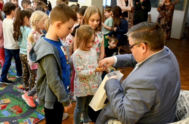 Cała Polska Czyta Dzieciom w Powiatowej i Miejskiej Bibliotece Publicznej w Bochni.