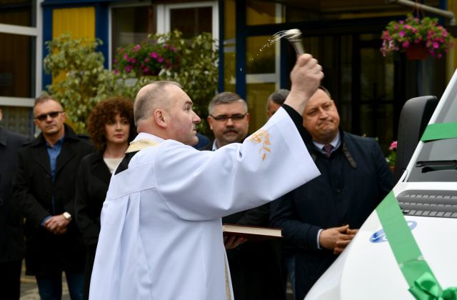 Przekazanie nowego samochodu dla Warsztatu Terapii Zajęciowej w Proszówkach 