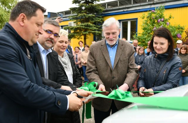 Przekazanie nowego samochodu dla Warsztatu Terapii Zajęciowej w Proszówkach 