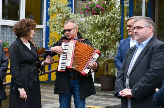 Przekazanie nowego samochodu dla Warsztatu Terapii Zajęciowej w Proszówkach 