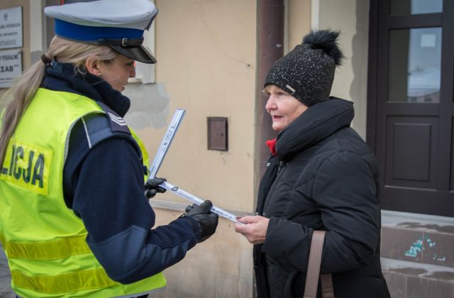 Bądź widoczny po zmroku - wspólna akcja bocheńskiej policji i starostwa powiatowego 