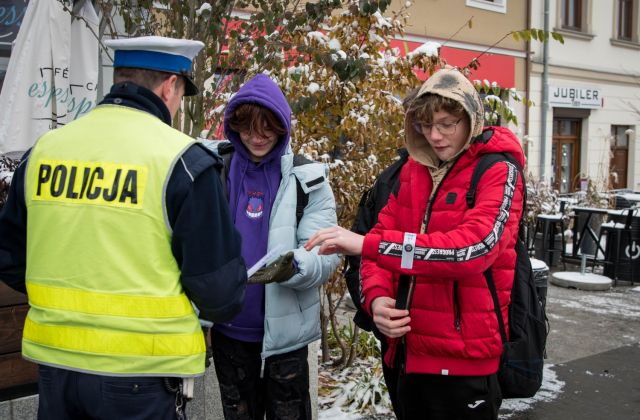 Bądź widoczny po zmroku - wspólna akcja bocheńskiej policji i starostwa powiatowego 