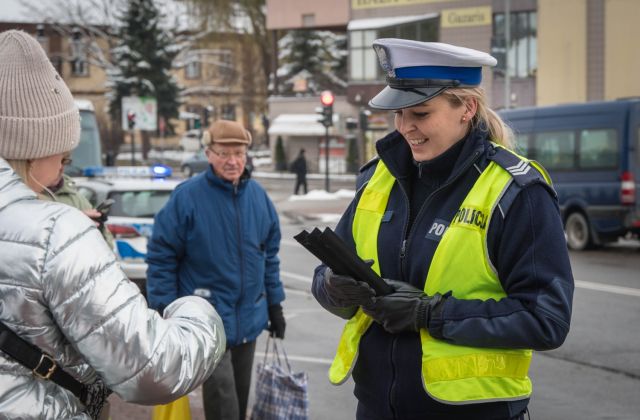 Bądź widoczny po zmroku - wspólna akcja bocheńskiej policji i starostwa powiatowego 