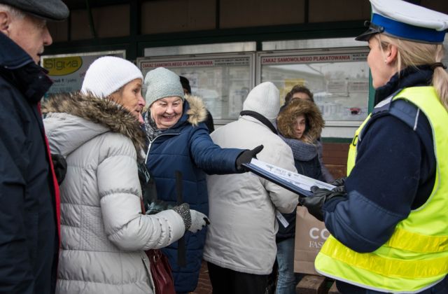 Bądź widoczny po zmroku - wspólna akcja bocheńskiej policji i starostwa powiatowego 