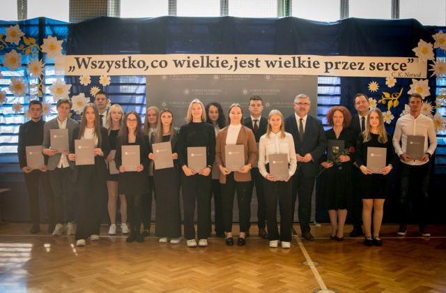 Starosta nagrodził uczniów i nauczycieli