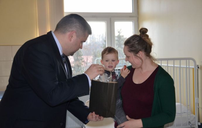 Starosta wręczał prezenty dzieciom bocheńskiego szpitala